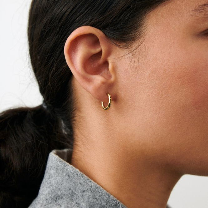 Pernille Corydon Small Spirit Huggies / Forgyldt